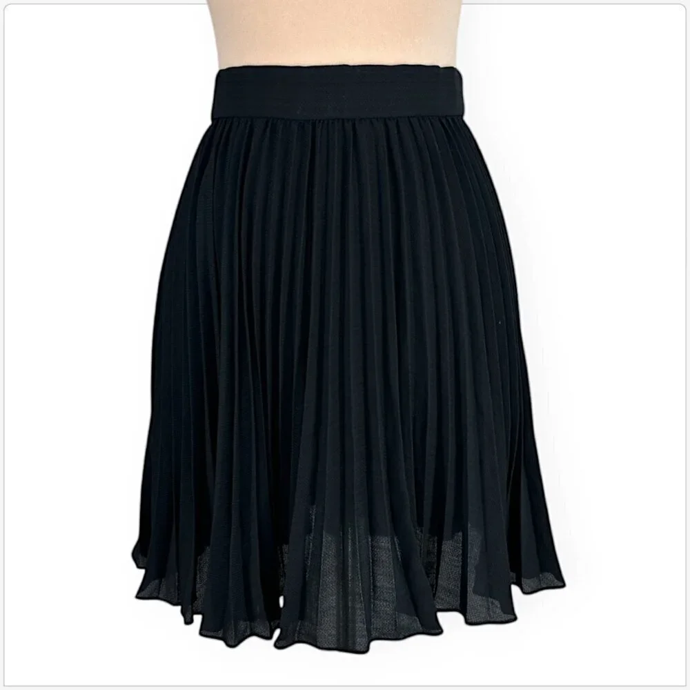 Emanuel Ungaro Vintage Black Lightweight Sheer Pleated Skirt Flirty Size 8 / 42
